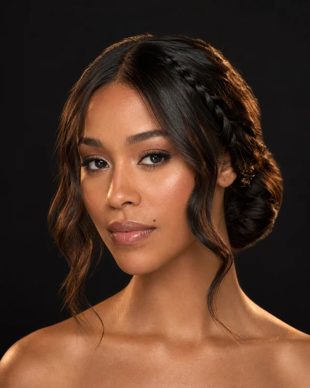 Resultado de peinado profesional: recogido elegante con ondas y trenzado sutil